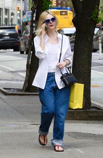 Elle Fanning feet photo thumbnail