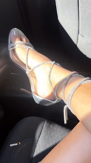 Victoria Justice feet photo thumbnail