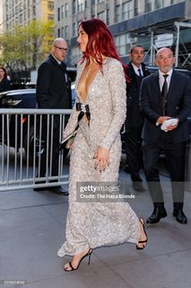 Dua Lipa feet photo thumbnail