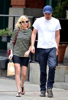 Kirsten Dunst feet photo thumbnail