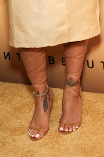 Rihanna feet photo thumbnail