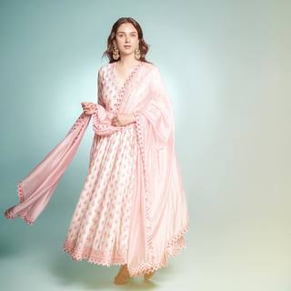 Aditi Rao Hydari feet photo thumbnail