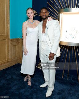 Emily Blunt feet photo thumbnail