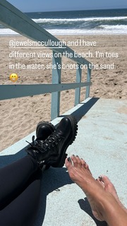 Tia Carrere feet photo thumbnail