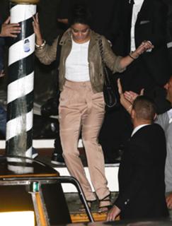 Vanessa Hudgens feet photo thumbnail