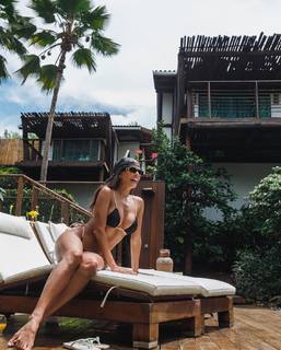 Deborah Secco feet photo thumbnail