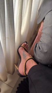 Brooke Burke feet photo thumbnail