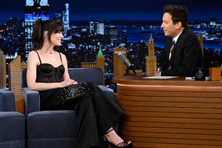 Anne Hathaway feet photo thumbnail
