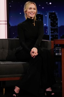 Emily Blunt feet photo thumbnail
