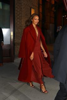 Zoe Saldana feet photo thumbnail