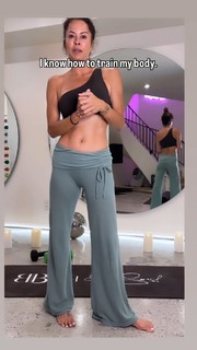 Brooke Burke feet photo thumbnail