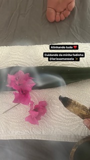 Larissa Manoela feet photo thumbnail