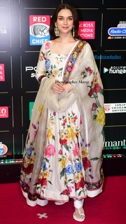 Aditi Rao Hydari feet photo thumbnail