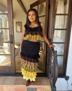 Mindy Kaling feet photo thumbnail