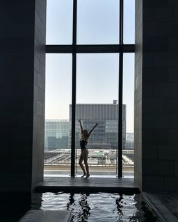 Rosie Huntington-Whiteley feet photo thumbnail