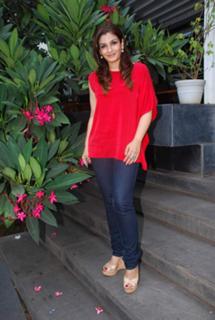 Raveena Tandon feet photo thumbnail