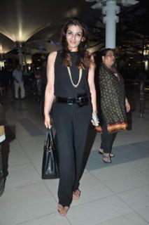 Raveena Tandon feet photo thumbnail