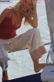 Claudia Schiffer feet photo thumbnail