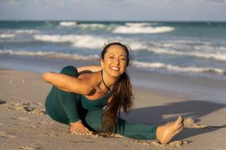 Kino MacGregor feet photo thumbnail
