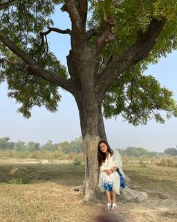 Dia Mirza feet photo thumbnail