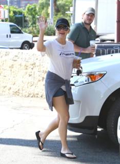 Anna Faris feet photo thumbnail