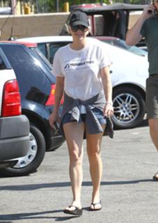 Anna Faris feet photo thumbnail