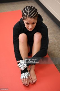 Karolina Kowalkiewicz feet photo thumbnail