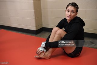 Karolina Kowalkiewicz feet photo thumbnail
