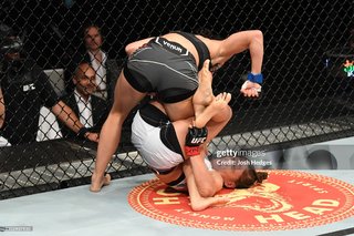 Karolina Kowalkiewicz feet photo thumbnail