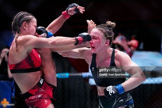 Karolina Kowalkiewicz feet photo thumbnail