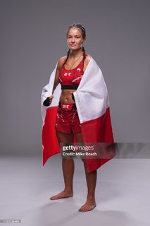 Karolina Kowalkiewicz feet photo thumbnail