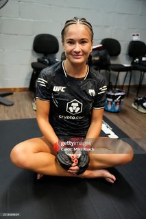 Karolina Kowalkiewicz feet photo thumbnail