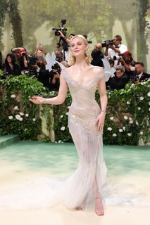 Elle Fanning feet photo thumbnail