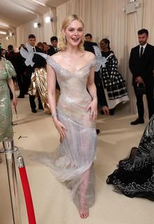 Elle Fanning feet photo thumbnail