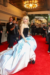 Sabrina Carpenter feet photo thumbnail