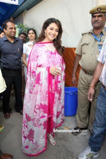 Madhuri Dixit feet photo thumbnail
