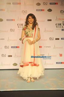 Madhuri Dixit feet photo thumbnail