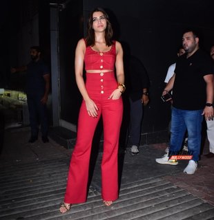 Kriti Sanon feet photo thumbnail