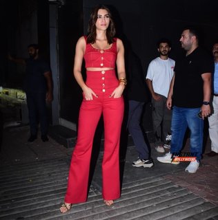 Kriti Sanon feet photo thumbnail