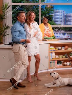 Cat Deeley feet photo thumbnail