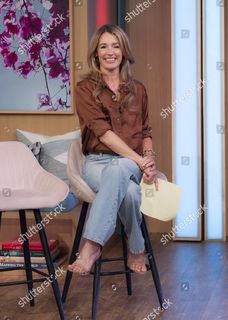Cat Deeley feet photo thumbnail