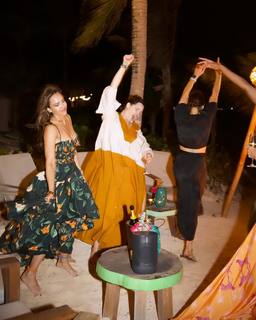 Jessica Alba feet photo thumbnail