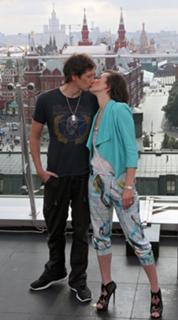 Milla Jovovich feet photo thumbnail