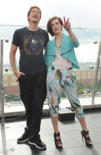 Milla Jovovich feet photo thumbnail