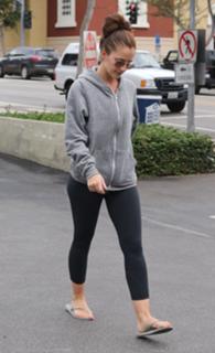 Minka Kelly feet photo thumbnail