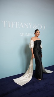 Karisma Kapoor feet photo thumbnail
