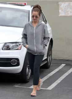 Minka Kelly feet photo thumbnail