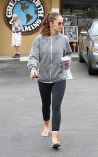 Minka Kelly feet photo thumbnail