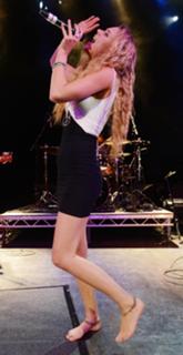 Joss Stone feet photo thumbnail