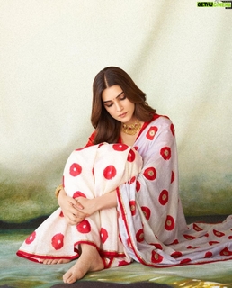 Kriti Sanon feet photo thumbnail